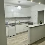 Princess Retreat Beautiful Modern Aprt 2 Min Walk From