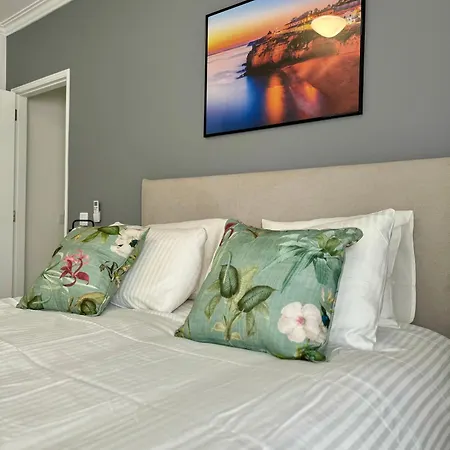 Princess Retreat Beautiful Modern Aprt 2 Min Walk From דירה *