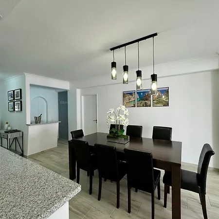 Апартаменты Princess Retreat Beautiful Modern Aprt 2 Min Walk From Картейра