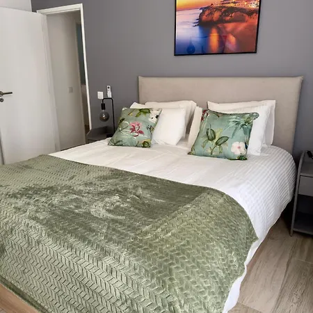 Апартаменты Princess Retreat Beautiful Modern Aprt 2 Min Walk From